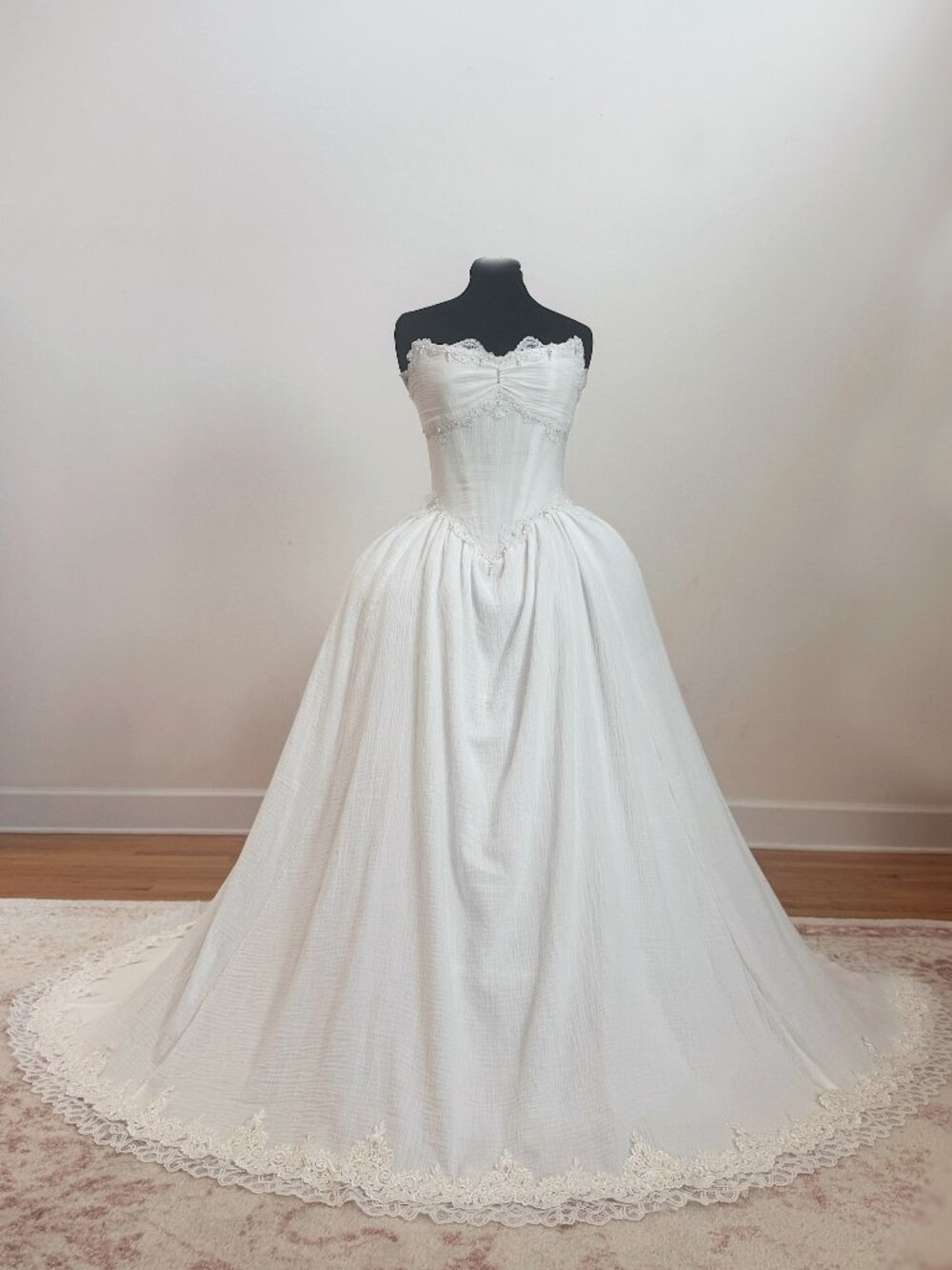 Vintage Basque Waist Cat Eye Corset White Cotton Lace Ballgown